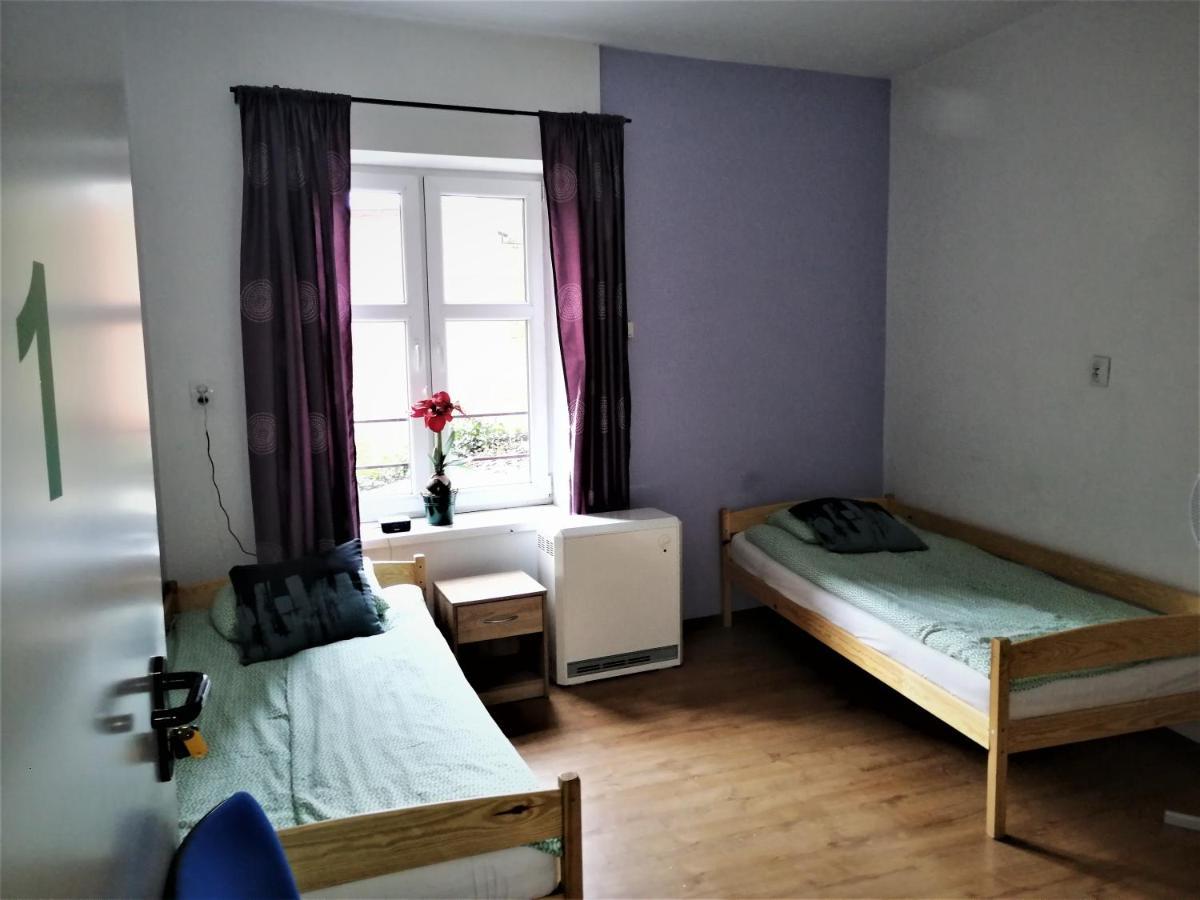 Hostel Gliwice Centrum Parking Exterior foto