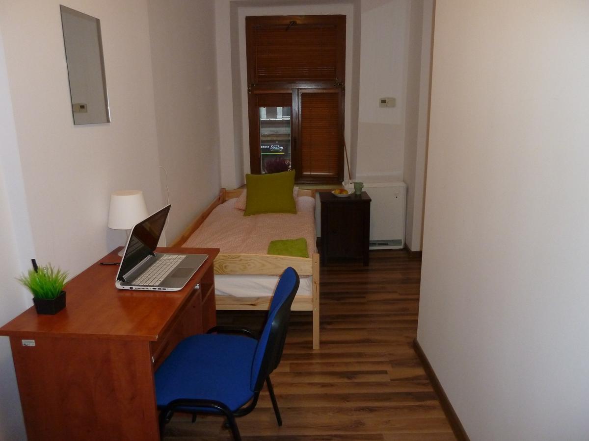 Hostel Gliwice Centrum Parking Exterior foto