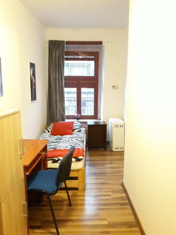 Hostel Gliwice Centrum Parking Exterior foto