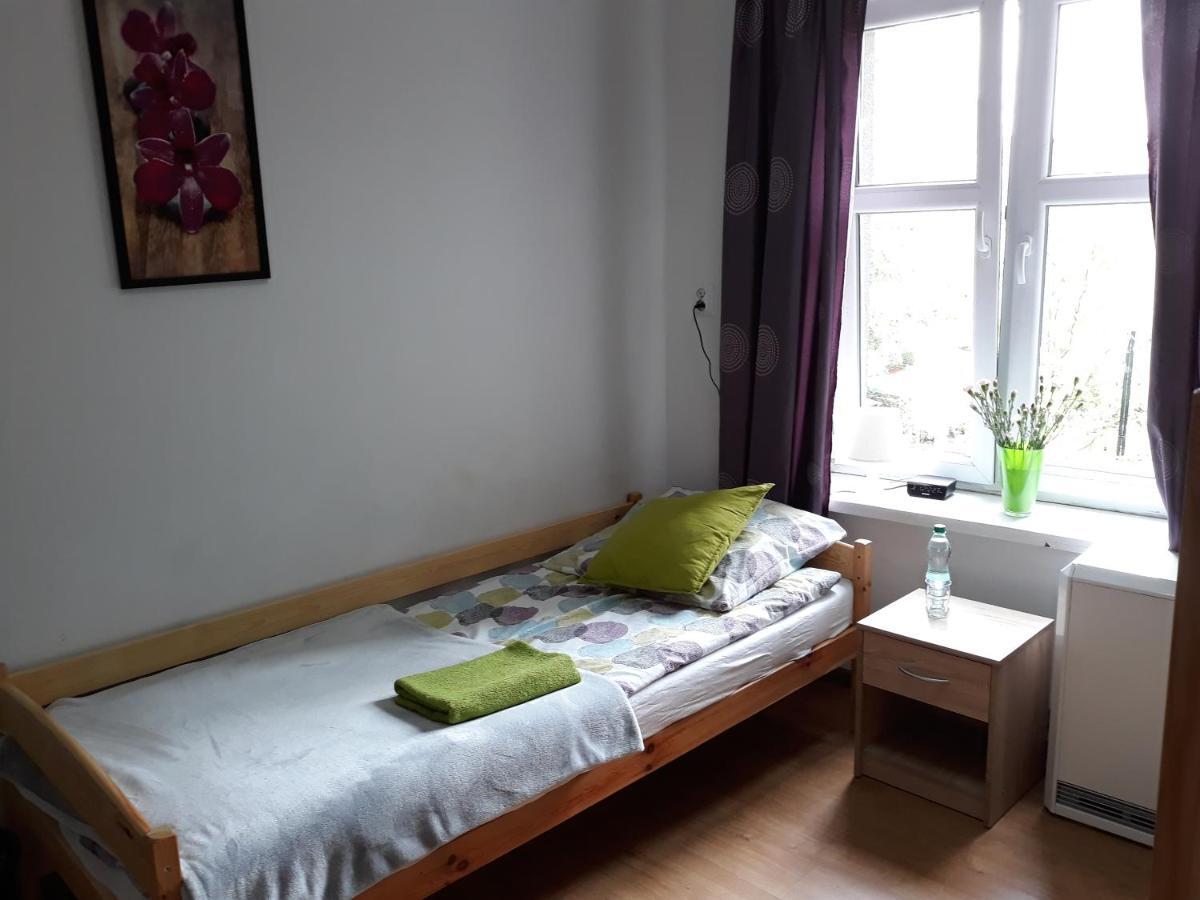 Hostel Gliwice Centrum Parking Exterior foto